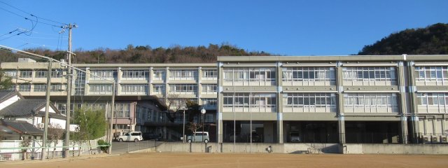 【忍町中村コーポの小学校】