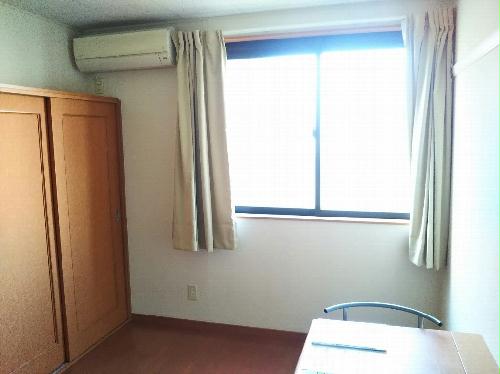 居室・リビング　1階フローリング。2階カーペット敷き。同タイプの写真です。