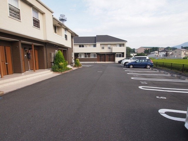 【直方市大字植木のアパートの駐車場】