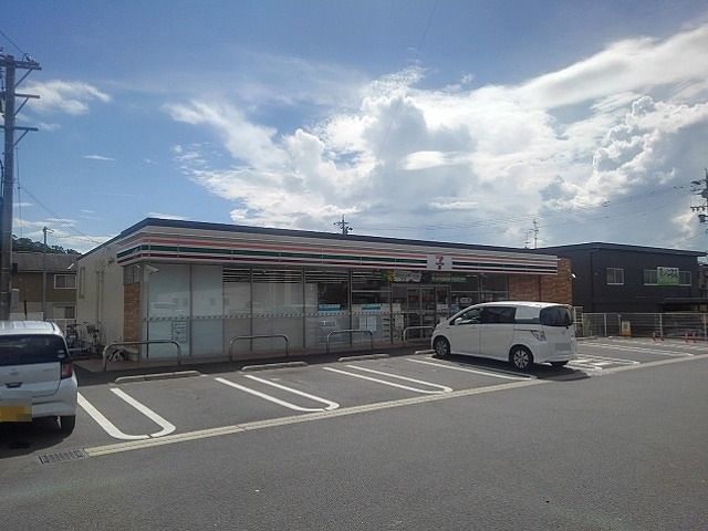 【伊賀市小田町のアパートのコンビニ】