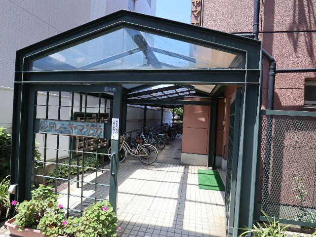 【奈良市西大寺本町のマンションのエントランス】