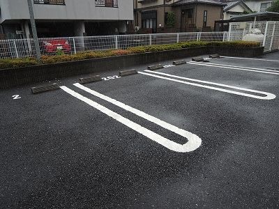 【鴻巣市人形のアパートの駐車場】