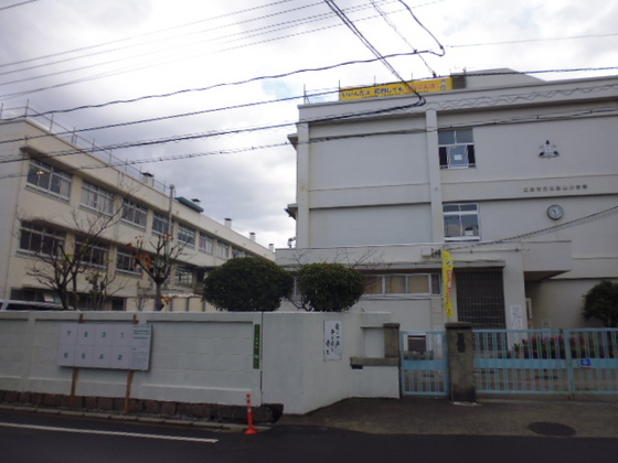 【広島市南区南蟹屋のマンションの小学校】