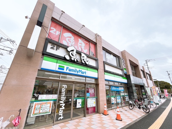 コンビニ　ファミリーマート稲城長沼駅前店（コンビニ）まで300m