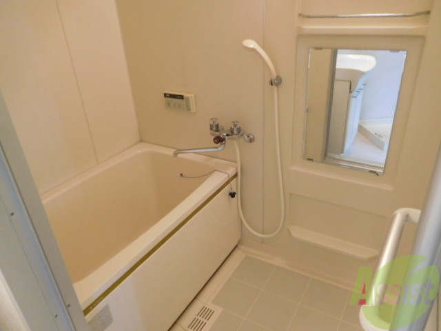 バス・シャワールーム　ゆったりとした浴室鏡付きですよ