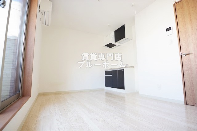 居室・リビング　白い印象のお部屋です！