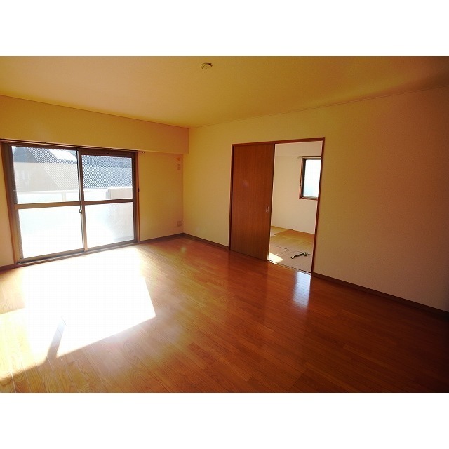 居室・リビング　同間取り３０１号室の写真