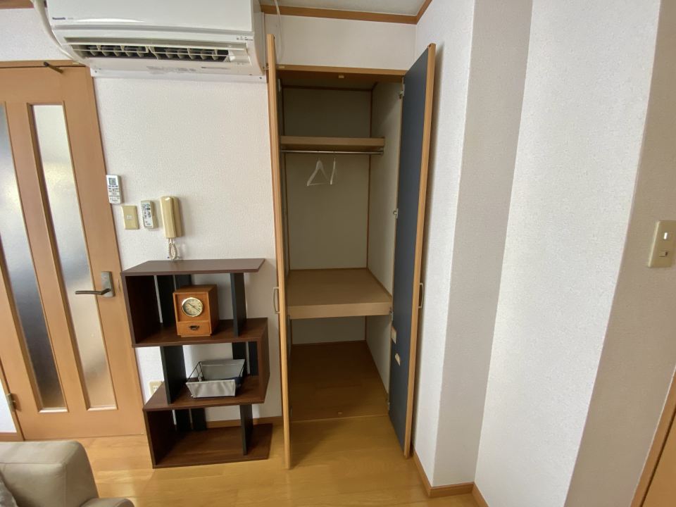 収納　ハンガーパイプ付きの３段収納です