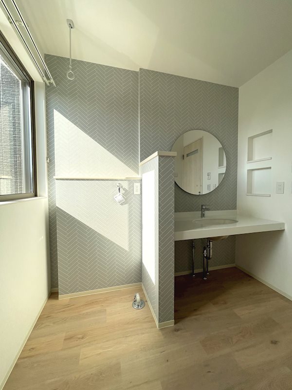 洗面設備　ニッチ収納付き、縦型LED照明付き鏡