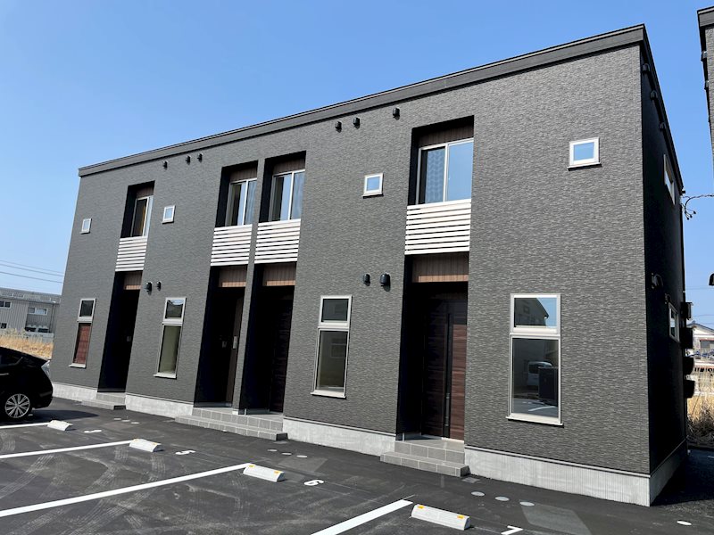 建物外観　ブラックベースのシックな外観が新生活をグレードアップ！