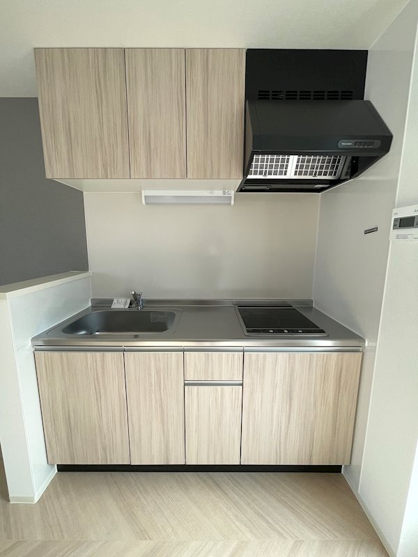 キッチン　2口IHクッキングヒーター、吊戸棚付き