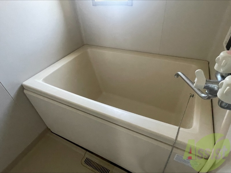 バス・シャワールーム　浴室には窓がついており昼間は明るくなっております。