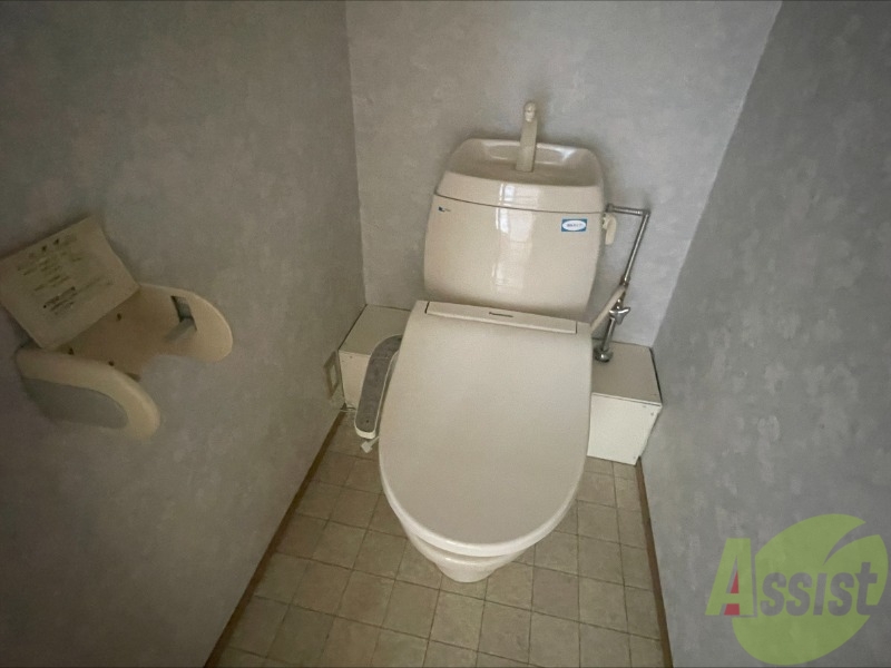 トイレ　トイレは温水洗浄便座になっておりこれが好きな方は多いです。