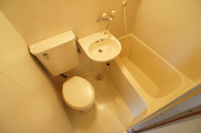 バス・シャワールーム　お掃除ラクラクの洗面台付き３点ユニットです☆