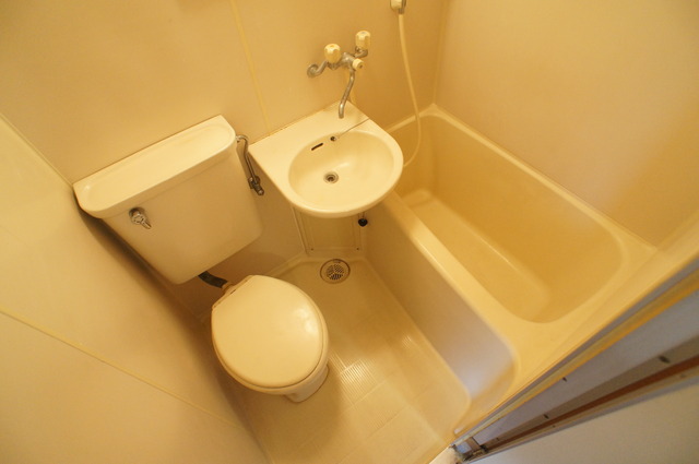 トイレ　白を基調とした空間で清潔感のあるトイレです♪