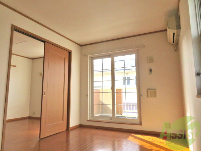 居室・リビング　１０帖のＬＤＫです。南東の角部屋なので明るいお部屋です。