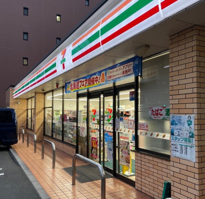 コンビニ　セブンイレブン 荒川東日暮里2丁目店（コンビニ）まで454m