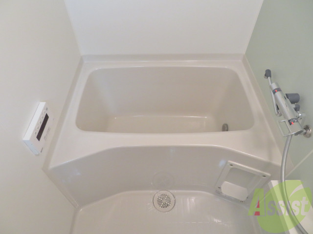 バス・シャワールーム　お風呂は追い焚き付き、十分な広さがございます