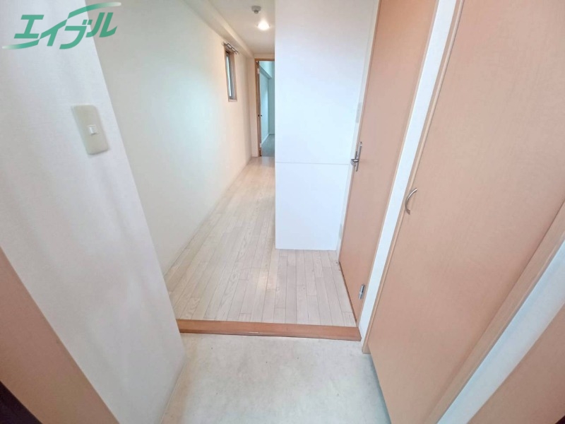 玄関　同物件別部屋のお写真です。