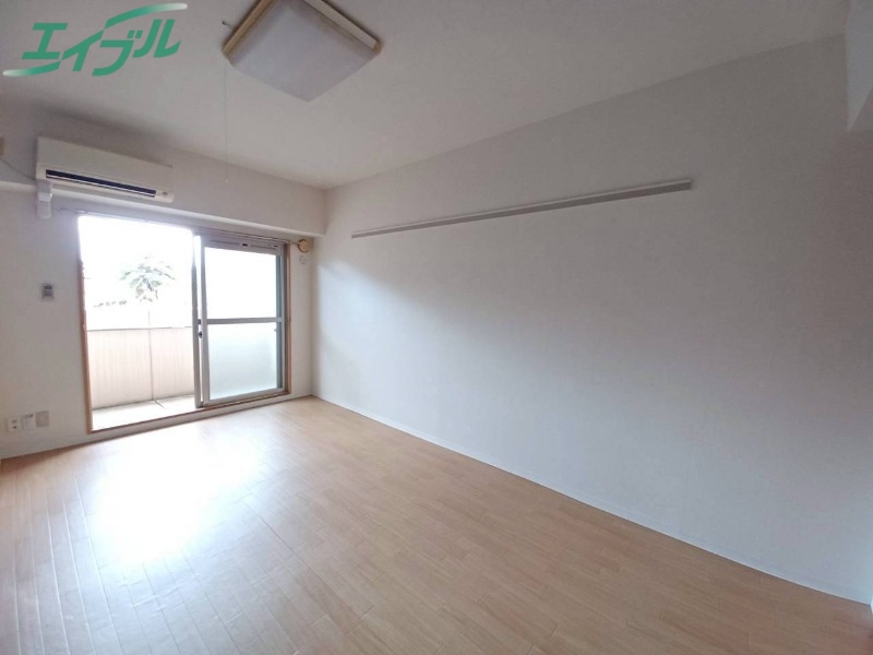 居室・リビング　同物件別部屋のお写真です。