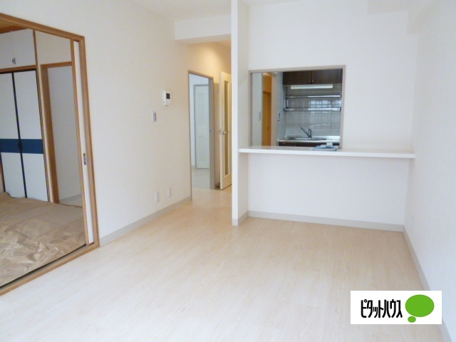 居室・リビング　同物件別室写真