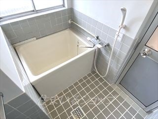 バス・シャワールーム　サーモ付きシャワー水栓・窓あり