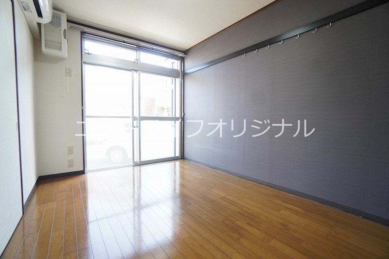 居室・リビング　洋室5.4帖はアクセントクロスでスタイリッシュな空間を演出