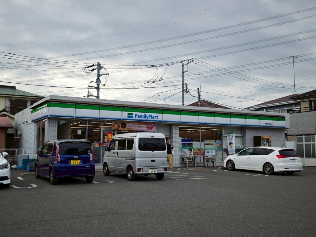 コンビニ　ファミリーマート 伊勢原下落合店（コンビニ）まで345m