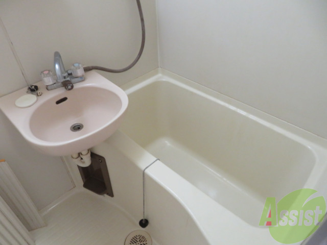 バス・シャワールーム　洗面台付きの浴室で、心もからだもリフレッシュできそうです。