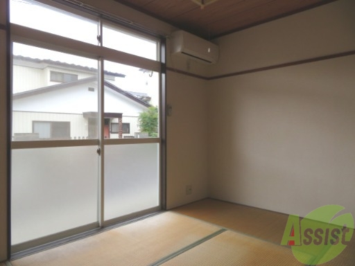 居室・リビング　６帖の畳の和室になります。明るくて済みやすそうですね。