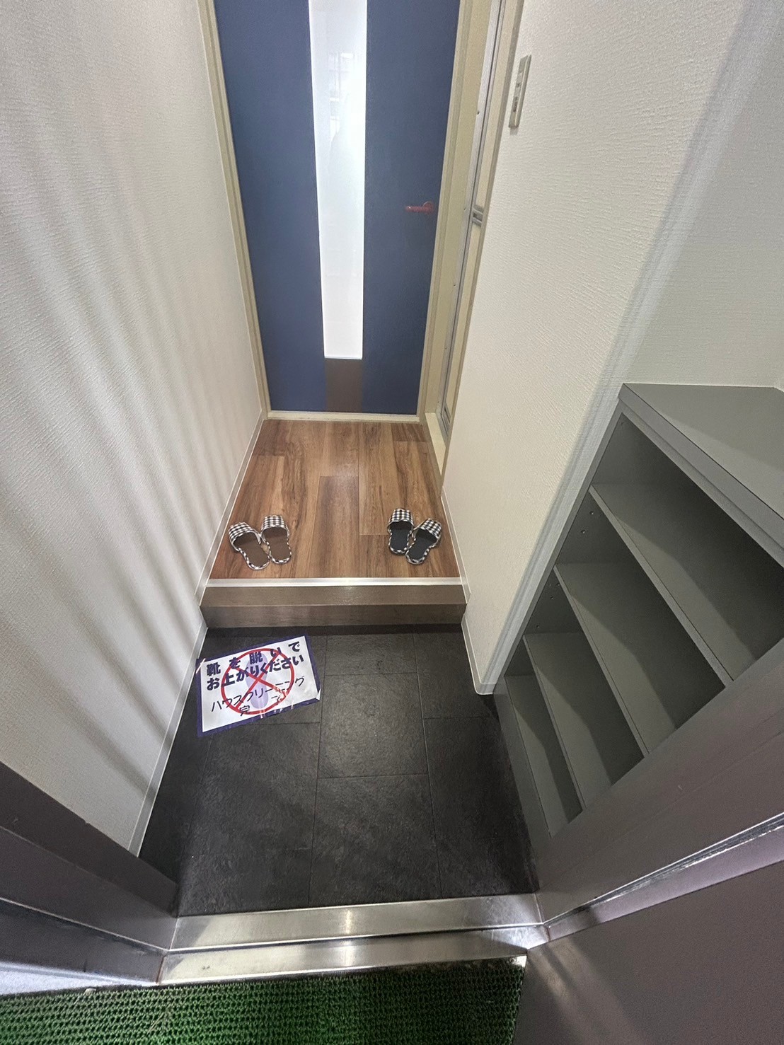 玄関　現状優先。