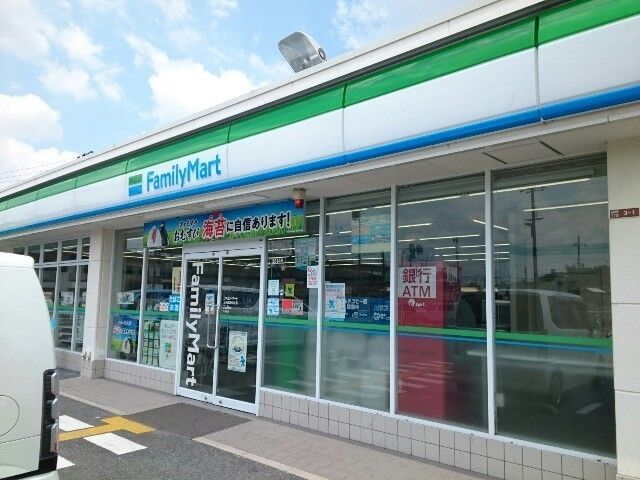 コンビニ　ファミリーマート様（コンビニ）まで900m
