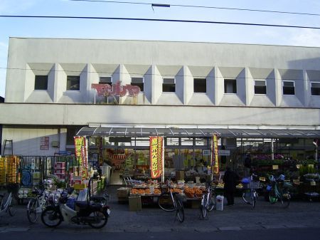 スーパー　マルヤ（スーパー）まで740m