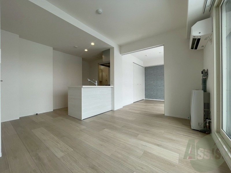 居室・リビング　日当たりが良くて心地よく過ごせそうなお部屋です。