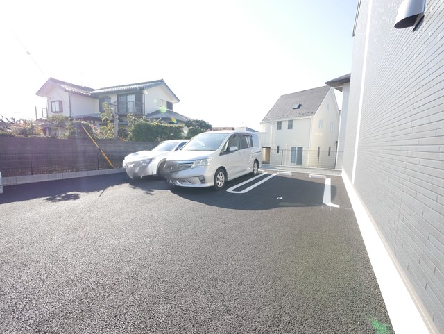 駐車場　★広くて車庫入れし易い駐車場です★