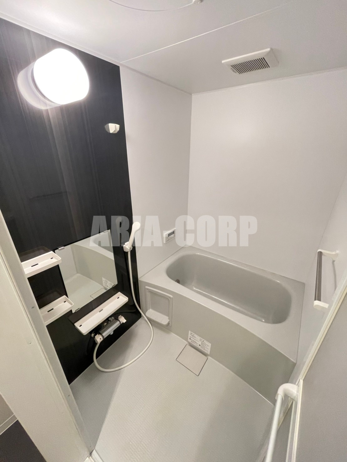 バス・シャワールーム　追い焚き機能付。カラーパネル採用でお洒落なバスルームです♪