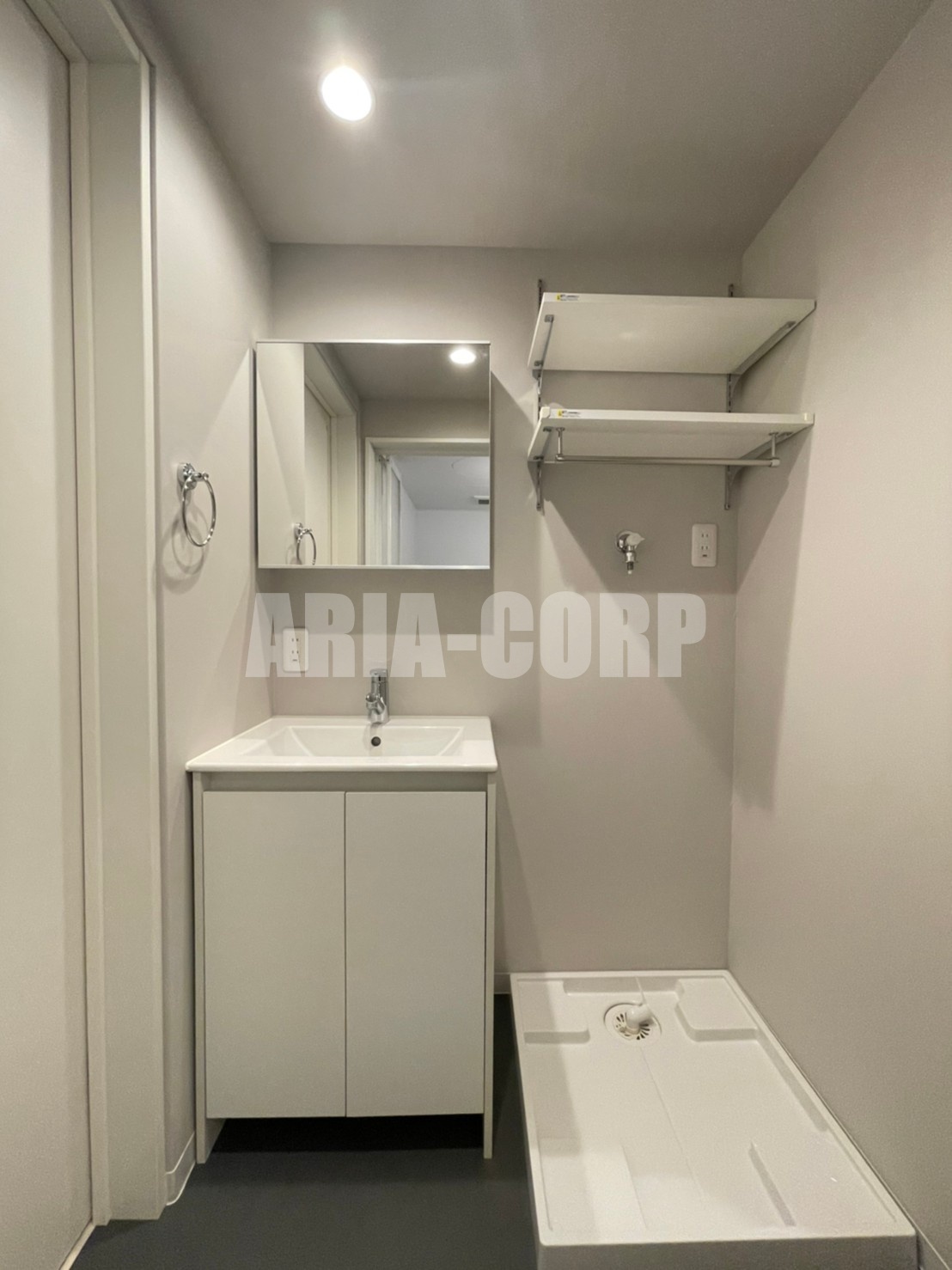 洗面設備　デザイン型独立洗面台！収納豊富で便利です♪