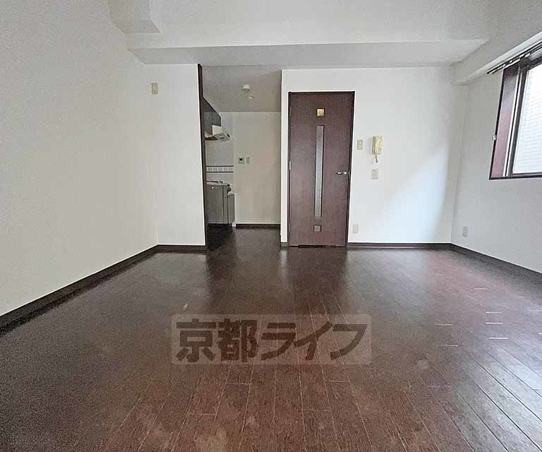 居室・リビング　落ち着いた内装の室内です。