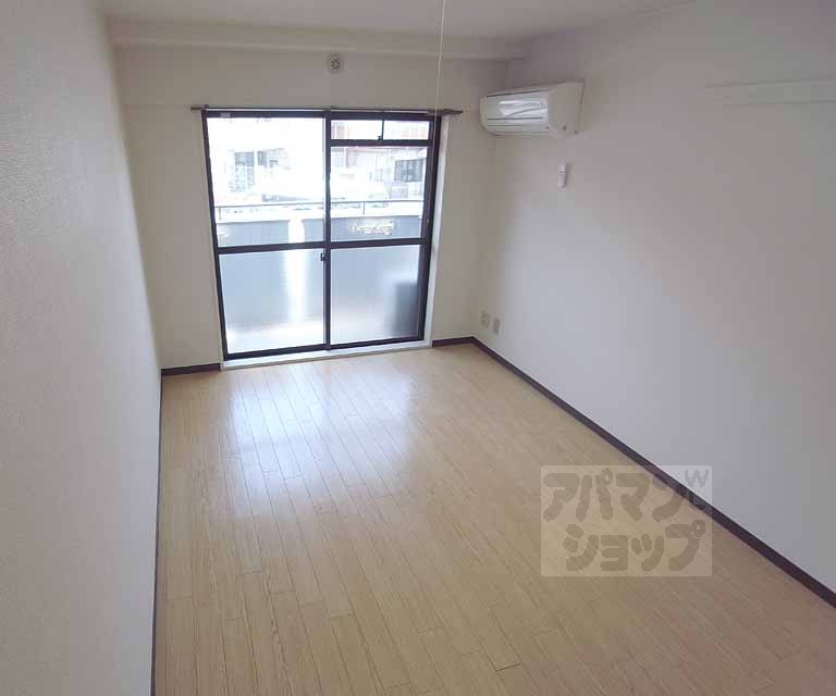 居室・リビング　７．５帖の洋室。