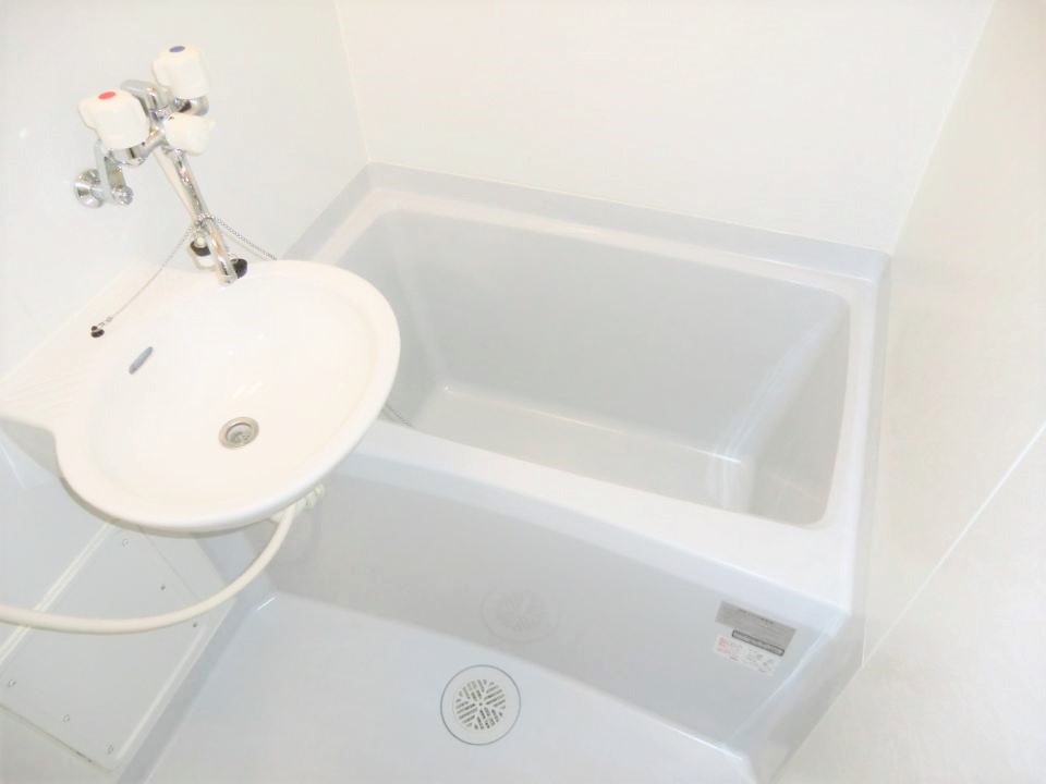 バス・シャワールーム　同タイプ物件の為、形状や間取寸法、色調等が実際とは異なります