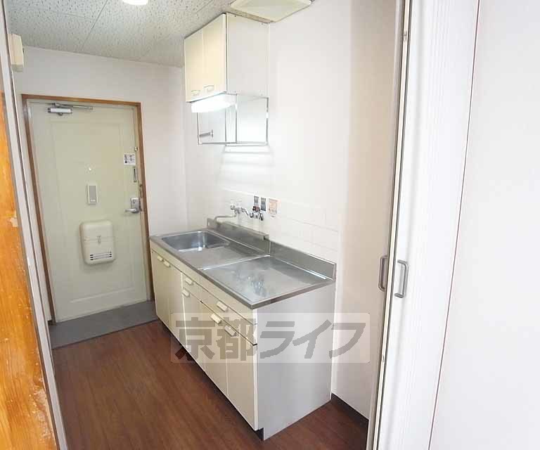 キッチン　広めの調理台が便利