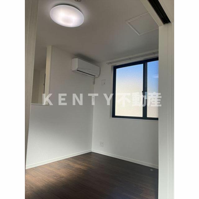 その他部屋・スペース　落ち着いた色調の寝室です