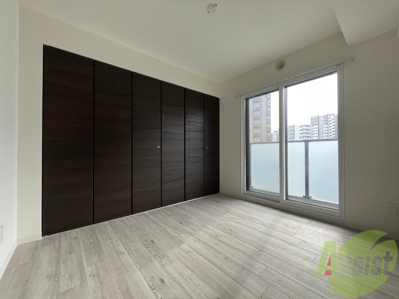 その他部屋・スペース　洋室は白いクロスにブラウンの建具が映えますね～