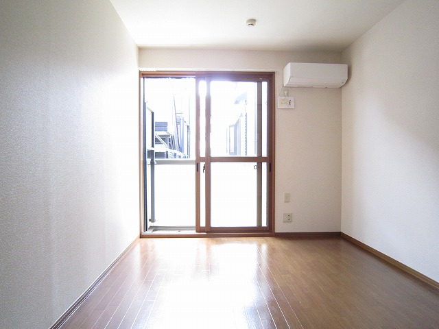 居室・リビング　●お部屋は南向きで日当り良好！