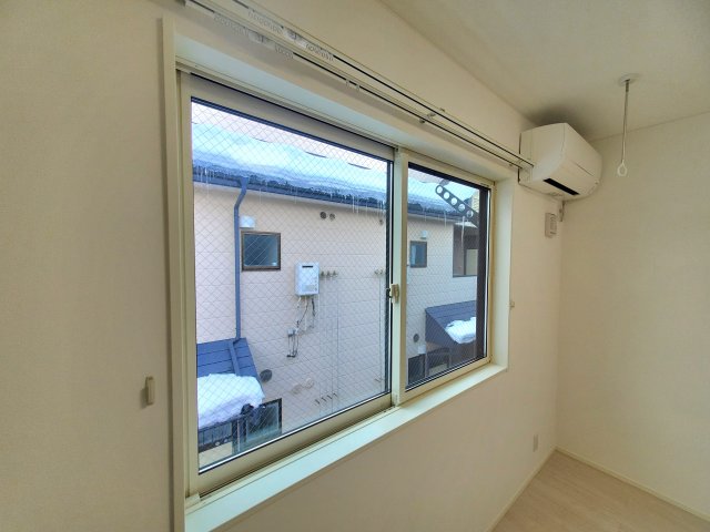 バルコニー　バルコニー代わりに室内物干し付です。