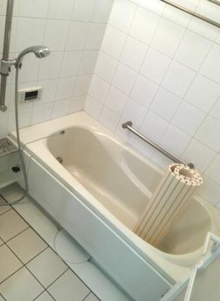 バス・シャワールーム　コンパクトで使いやすいお風呂です