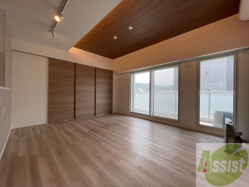 居室・リビング　リビングです。木目のフローリングが落ち着きますね。