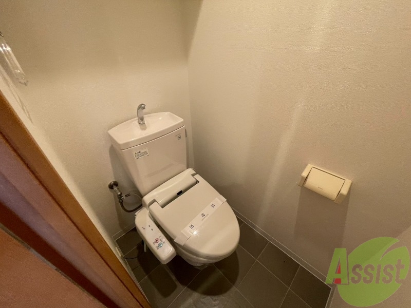 トイレ　こちらはトイレです。ピカピカなトイレで、気持ちも良いですね。