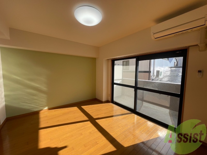 居室・リビング　こちらはリビングです。日差しが差し込んでいて明るいです。