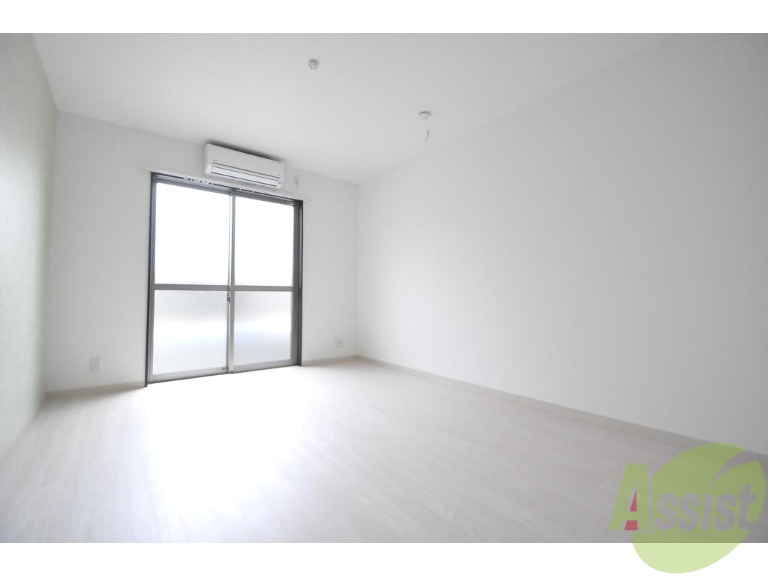 居室・リビング　白を基調とした日当たりも良い明るいお部屋です